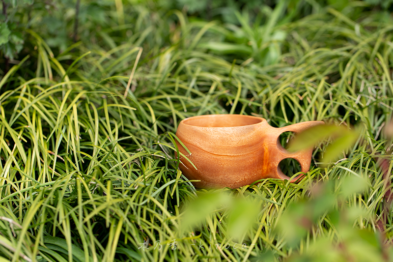 サンドペーパーで滑らかにした後、水に濡らして全体の確認と乾燥しているククサ